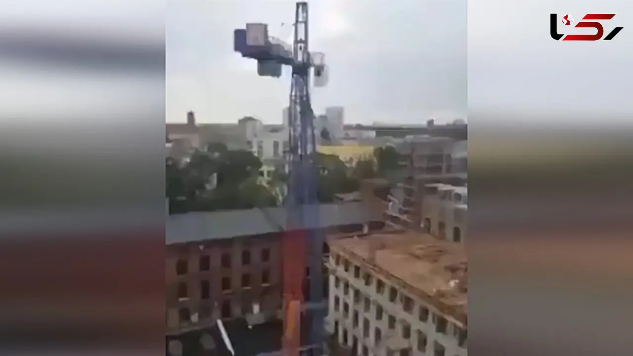 فیلم وحشتناک از لحظه سقوط جرثقیل روی یک برج