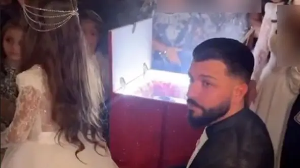 فیلم عروسی یک مرد با دختر بچه عروس پوش ! / مهربانترین داماد را بشناسید !