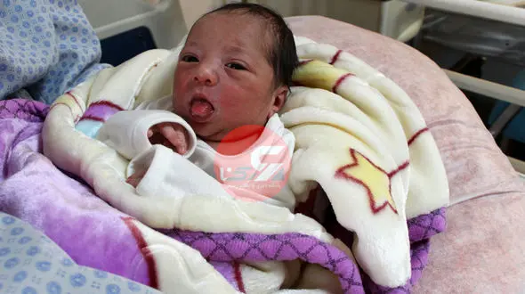 فیلم تولد اولین نوزاد متولد سال 1402 در تهران / این پسر با زایمان طبیعی دنیا آمد + عکس