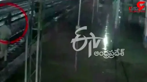 نجات زن جوان هنگام خودکشی بر روی ریل قطار! +فیلم 