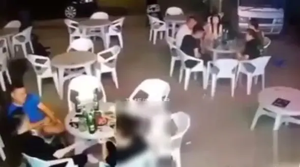 لحظه هولناک و مرگبار ورود خودرو به رستوران و زیر گرفتن یک زن و مرد + فیلم