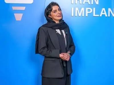 درخشش الیکا عبدالرزاقی  با تیپ و استایل مسکولین به عنوان سفیر ایمپلنت ایران در کنار عباس جمشیدی‌فر+ عکس