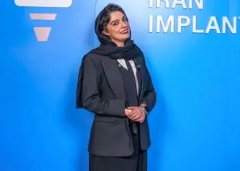 درخشش الیکا عبدالرزاقی  با تیپ و استایل مسکولین به عنوان سفیر ایمپلنت ایران در کنار عباس جمشیدی‌فر+ عکس