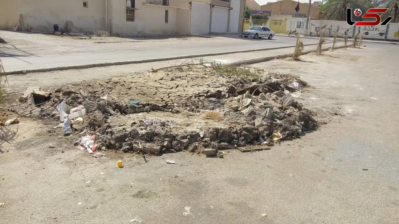 اقدام عجیب شهرداری و اداره آبفا آبادان / لجن های چاه فاضلاب در شهر رها شد