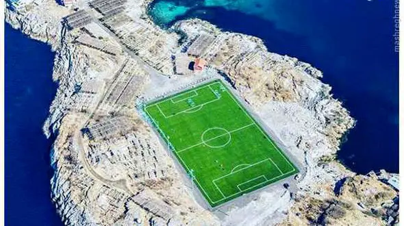 زمین فوتبال رویایی وسط یک جزیره + عکس