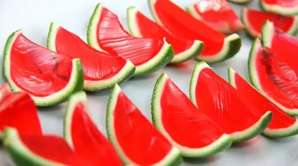 تهیه سریع و آسان ژله در قالب های هندوانه ای +فیلم آموزشی