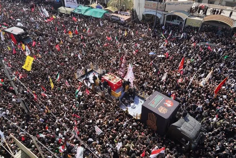 تصاویری از تراکم جمعیت حاضر در میدان ثورةالعشرین نجف اشرف در تشییع پیکر مطهر رهبر شهید انقلاب - 17-4-1405