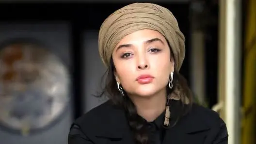 الهام کردا به آناهیتا درگاهی: وقتی بهت خیانت میشه ... هر روز میری جلوی آینه وایمیستی خودتو نگاه می‌کنی ... میگی مگه من چِم بوده که بهم ...