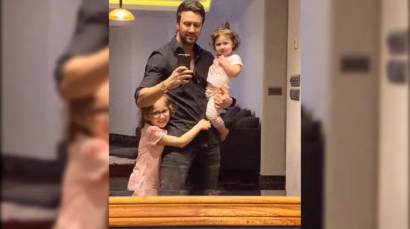 کوتاهی مو به سبک شاهرخ استخری در قرنطینه+فیلم