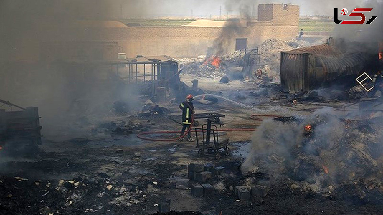  آتش سوزی انبار ضایعات و کاغذ در  قلعه کامکار قم + تصاویر 