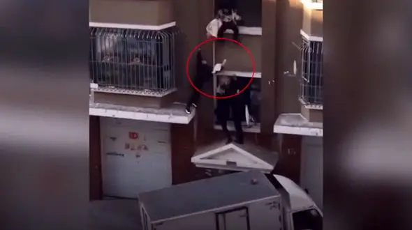 سقوط یک نوزاد از ساختمان به خاطر آتش سوزی+ عکس