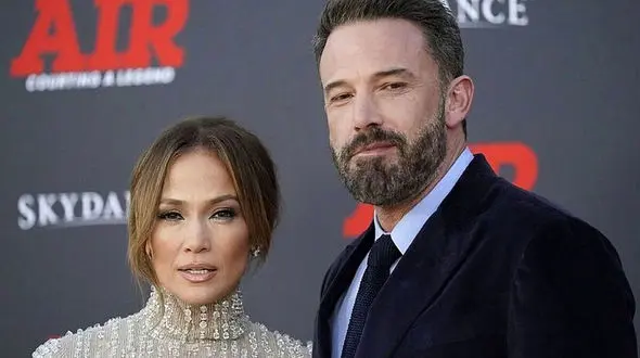 تغییر چهره و استایل«جنیفر لوپز» با لباس پاییزی در خیابان های نیویورک ! / شلواری که عمرا زنان ایرانی بپوشند اما اونجا مد جنیفریه ! + عکس ها