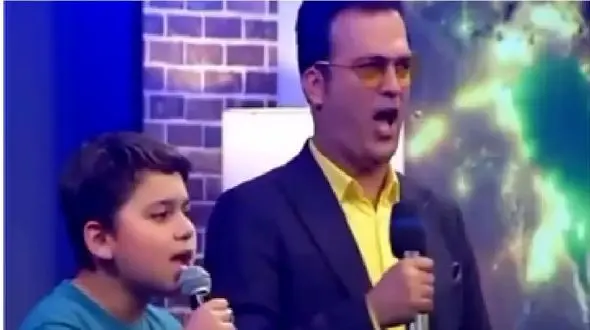 سکانس خندان؛ تقلید حرکات و آواز پسربچه شرکت کننده توسط حامد آهنگی کِر خندس