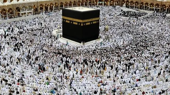 سیل در مکه / نصف کعبه زیر آب رفت ! + عکس  شنای زائران 