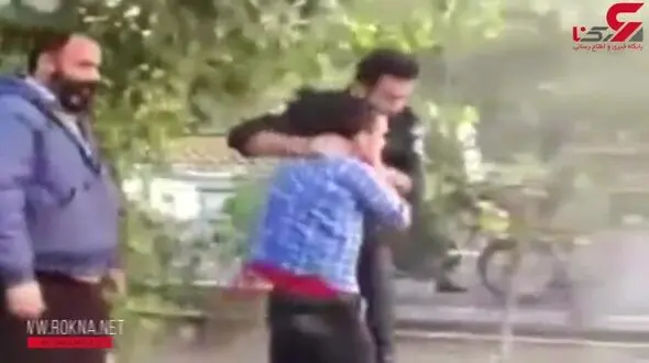 ضرب وشتم غیر انسانی یک دستفروش توسط مامور سد معبر شهرداری تهران / مامور پلیس چه  می کرد؟ + فیلم
