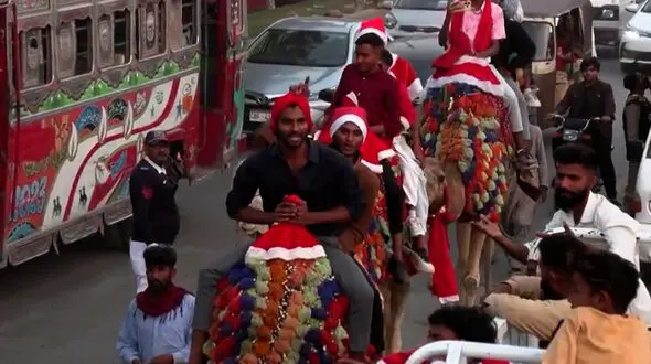 فیلم بابانوئل با شتر آمد در جشن کریسمس پاکستان