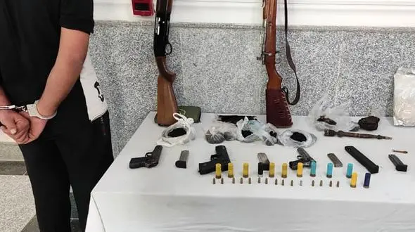 بازداشت قاچاقچی اسلحه و مهمات در آبادان / متهم غافلگیر شد + عکس