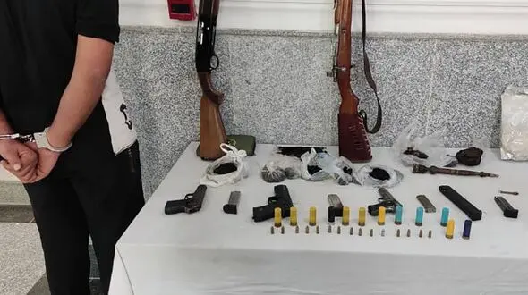 بازداشت قاچاقچی اسلحه و مهمات در آبادان / متهم غافلگیر شد + عکس