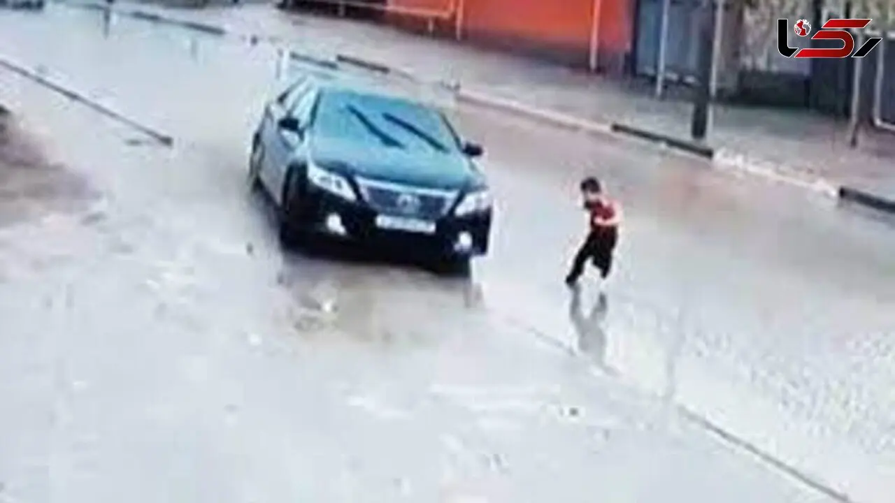 تصادف شدید خودرو با یک کودک + فیلم
