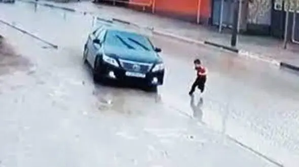 تصادف شدید خودرو با یک کودک + فیلم
