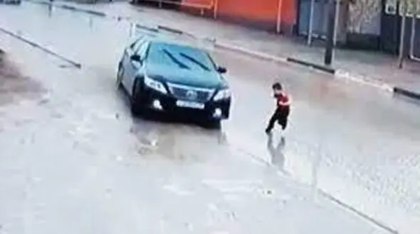 تصادف شدید خودرو با یک کودک + فیلم
