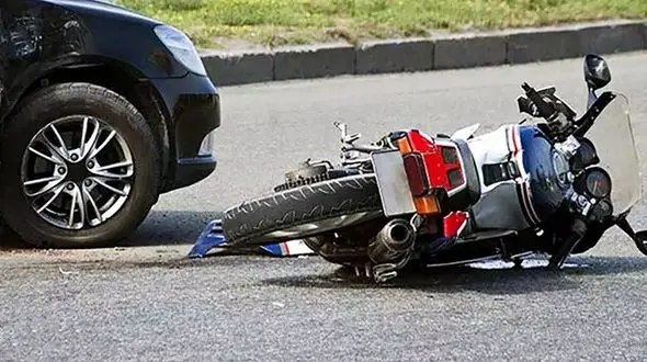 ببینید / تصادف خنده‌دار یک موتورسوار با یک سمند به سبک فیلم‌های هالیوودی 