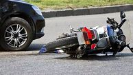 ببینید / تصادف خنده‌دار یک موتورسوار با یک سمند به سبک فیلم‌های هالیوودی 