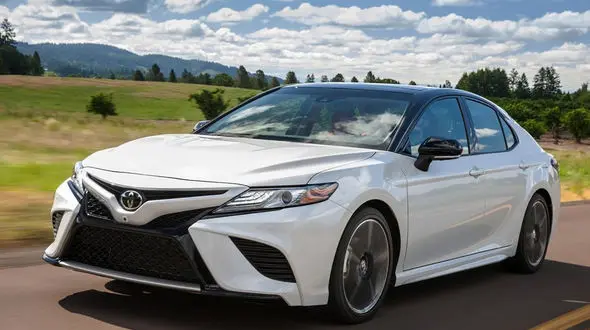 ببینید / لحظه فرار راننده کامیون پس از تصادف و له کردن خودرو تویوتا پرادو