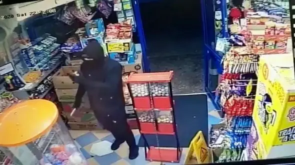 فروشنده با شگرد فلفلی سارق نقاب دار مسلح را فراری داد + فیلم / انگلیس