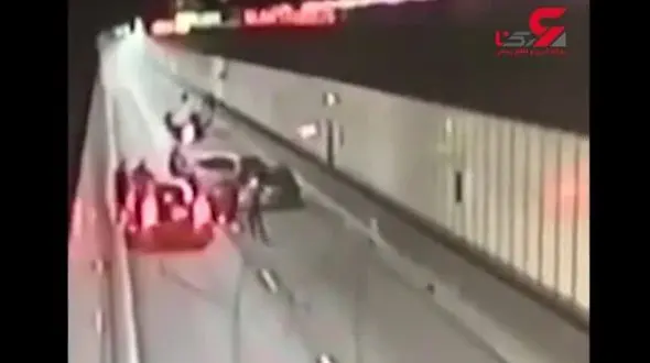 لحظه سرقت خودروی لاکچری مرد مهربان در صحنه تصادف یک زن! + فیلم  / استرالیا