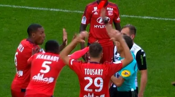 ناعادلانه‌ترین کارت قرمز دنیای فوتبال +فیلم