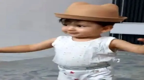 فیلم آواز شاد / رقص باباکرم بچه ریزه جوریه که انگار از شکم مامانش رقاص بوده قری میریزه وسطا!