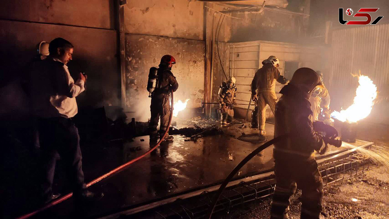 آتش سوزی هولناک در کارخانه ظروف یکبار مصرف در تهران + جزییات