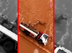 فیلم واژگونی کامیون حامل شتر در سیل عربستان