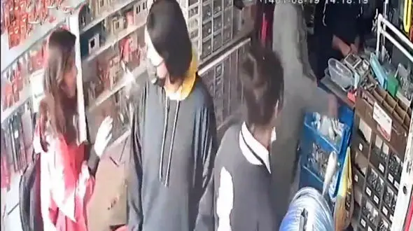 کشف حجاب  زنان در یک فروشگاه زنجیره‌ای ! / ورود ممنوع برای بدحجاب ها !