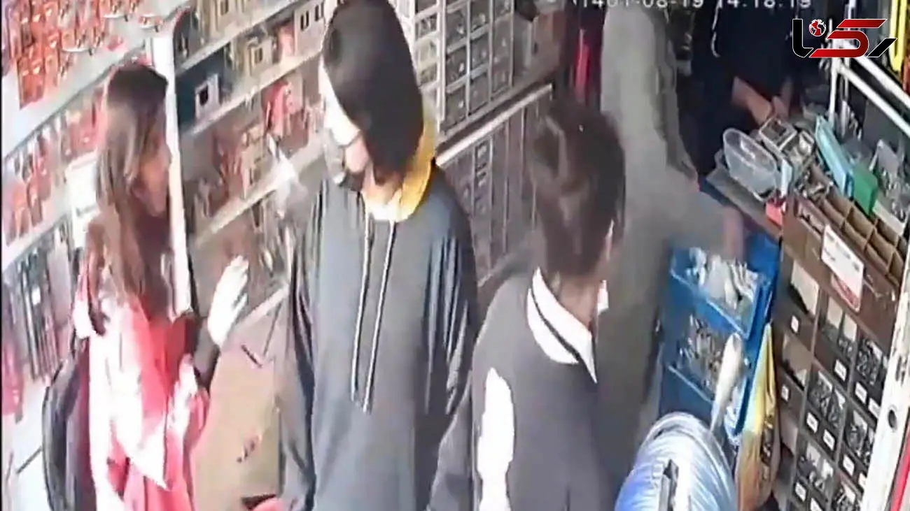 کشف حجاب  زنان در یک فروشگاه زنجیره‌ای ! / ورود ممنوع برای بدحجاب ها !