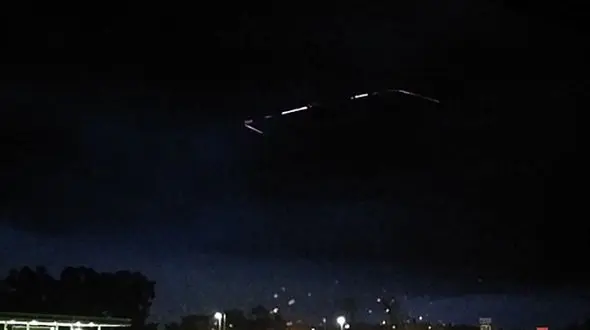 پرواز شی‌ پرنده مشکوک در آسمان +عکس 