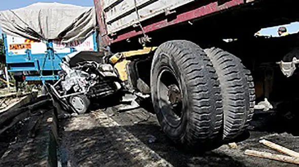 تصادف زنجیره ای 5 خودرو در جاده ساوه / 3 تن کشته و زخمی شدند 