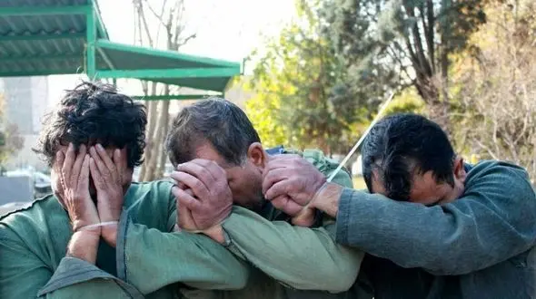 شلیک پلیس به خودروی سورمه ای 3 شرور  در خیابان دماوند تهران+ عکس 