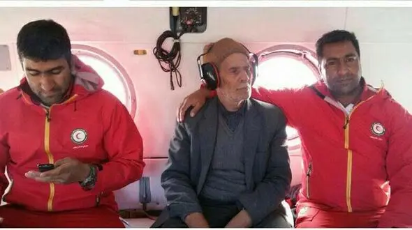نجات پیرمرد ۷۹ ساله در کوه سرخ + عکس