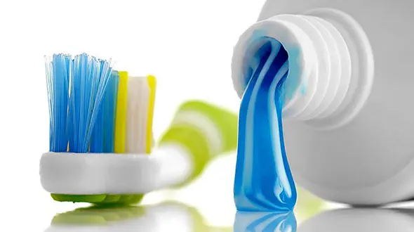 خمیردندان روی پوست نمالید