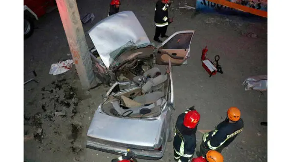 مچاله شدن باورنکردنی پژو در تصادف با تیر چراغ برق+تصاویر عجیب