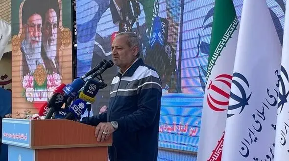 وزیر آموزش و پرورش با لباس ورزشی به المپیاد رفت