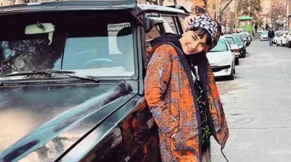 عکس/ماشین‌های بازیگران بچه مهندس؛ از  خودروس سانروف‌دار مرضیه خانم تا 206 سفید رنگ آقا کریم