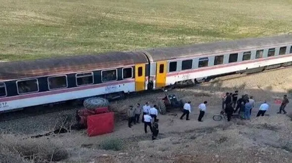 تصادف خطرناک تراکتور با قطار در گنداب علیا +عکس