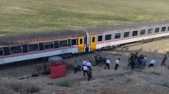 تصادف خطرناک تراکتور با قطار در گنداب علیا +عکس