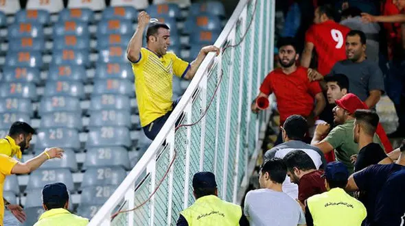 چاقوکشی یک هوادار در ورزشگاه آزادی!
