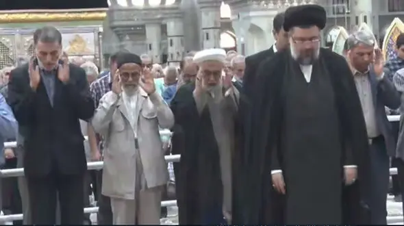 اقامه نماز ظهر و عصر به امامت حجت الاسلام والمسلمین سید یاسر خمینی در مراسم ۳۷ سالگرد ارتحال امام خمینی (ره)