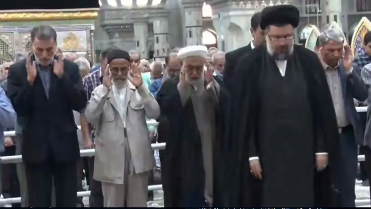 اقامه نماز ظهر و عصر به امامت حجت الاسلام والمسلمین سید یاسر خمینی در مراسم ۳۷ سالگرد ارتحال امام خمینی (ره)