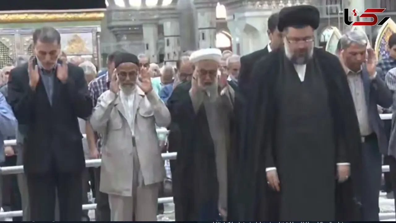 اقامه نماز ظهر و عصر به امامت حجت الاسلام والمسلمین سید یاسر خمینی در مراسم ۳۷ سالگرد ارتحال امام خمینی (ره)